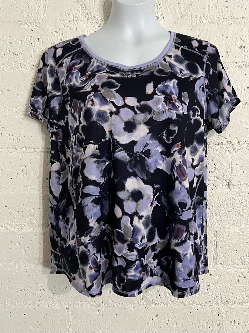 St Johns Bay Athletic Top XL Purple Floral Short Sleeve Stretch V Neck J20